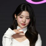 장원영이냐 안유진이냐…우리은행 모델 꿰찬 장원영, 하나은행 안유진과...