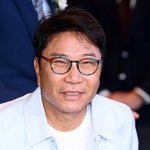 이수만, 깜짝 근황 포착…'뉴진스 닮은꼴' 中 걸그룹 사이 '꽃받침'...