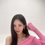 서현, 소시 막내 미모 美쳤네…어깨 드러낸 과감 오프숄더룩