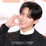 [<b>POP</b>이슈]“결혼 아직” 옥택연, 여친과 파리 스냅 해프닝‥결혼설에...