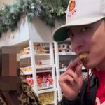 최정훈, '한지민' 질투 자극하나…美서 여자가 준 <b>시식</b>빵 먹으며...