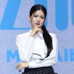 [어케생각해] 이즈나 <b>윤지윤</b>, 활동 중단... “건강상의 이유”...