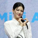 이즈나 <b>윤지윤</b>, 활동 잠정 중단 "건강상 이유, 회복 시간 필요"