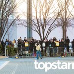 완디 응원하러 모인 팬들’ (웬디의 영스트리트 출근길) [<b>HD</b>포토]