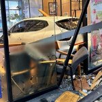 카페로 차량 <b>돌진</b>.손님등 2명 부상