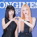[댓글부탁해] [현장포토] "힐링 그 자체"…리즈·레이, 눈부신 <b>투샷</b>