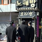 홍대에서 <b>장미</b> 나눠주는 이벤트 한 남돌