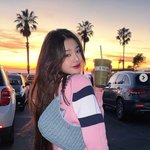 장원영, 뒤돌아보며 꽃미소..인형이 따로없네