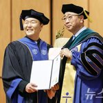 싸이, 크러쉬 명예졸업<b>증서</b> 받고 '활짝'
