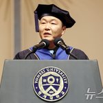 '연세대 명예졸업<b>증서</b> 받고' 소감 밝히는 크러쉬 싸이