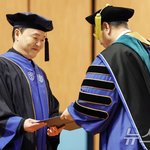 연세대서 명예졸업<b>증서</b> 받는 크러쉬 싸이