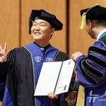 크러쉬 싸이, 명예졸업<b>증서</b> 받고 '브이