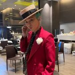 스카프 벗은 지드래곤, 정신없이 화려한 패션도 가능