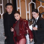 [드루와] [TD포토] 부상? 화사 '경호원들 <b>부축</b>받으며 입장'