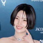 [현장포토] "콕 찍어, 귀요미"…<b>소연</b>, 똑단발 인형