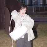 있을 듯한 커다란 가방’ (웬디의 영스트리트 출근길) [<b>HD</b>포토]