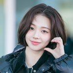 오늘자 <b>공항</b> 카리나 단발머리 하고옴