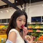 장원영, <b>한손</b>으로 먹는 딸기 '상큼'…일찍 찾아온 봄, 다리길이...