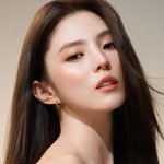 [<b>SCin스타</b>] "여신 아우라" 착시 오프숄더에 매혹 립 선보인...