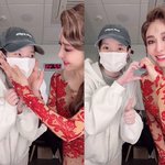 아이유, '볼 쓰담' 받는 예쁜 후배...옥주현 "항상 아기 같아"