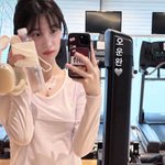 '세 아이 맘' 율희, 운동으로 관리한 완벽한 허리 라인