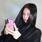 제니 핑크색 <b>폰</b> 쓰는 거 첨<b>봄</b>