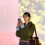 금새록, 스타일리시한 모습 공개…팬들 “뭘 해도 아름다워