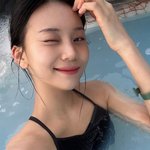 얼굴, 아찔한 뒤태...여자친구 <b>엄지</b>, '앞 뒤 다른' 수영복 반전...