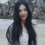 1996년생인 조이는 2021년부터 4살 <b>연상</b>의 가수 크러쉬와 공개 연애...