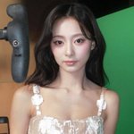 트와이스 <b>쯔위</b>, 얼핏 보면 깜짝 놀라…고급美 ‘착시 누드톤’ [DA]