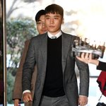 출신 승리, 미모의 여성과 <b>뼈해장국</b> 식당서 포착! “두 입 먹고...