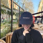 카리나, 프랑스서도 여친짤 대방출…모자 써도 숨길 수 없는 미모