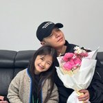 '팔불출 조카사랑' <b>쌈디</b>, 채채 입학식서 무릎 꿇고 꽃다발