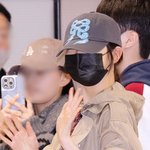 [현장포토] "가려도, 예쁘다"...장원영, 설레는 손인사