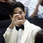 "15살 김새론과 교제?" 김수현 팬들도 손절…최대 규모 팬카페...