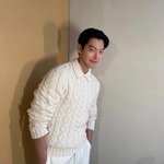 ‘신민아’ 김우빈, 백바지도 <b>소화</b>하는 어깨깡패..대형 멍뭉미