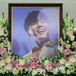 독특한 빛번짐 속 환히 웃는 휘성…유족 선택한 영정사진 사연