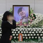 "오늘이 콘서트였는데"…故휘성 <b>빈소</b> 이틀째 추모행렬