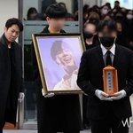 [드루와] [포토] 故 휘성 발인 '유가족 동료, 팬들 <b>배웅</b> 속...