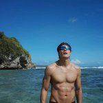 <b>이재윤</b>, 수영복만 입고 과감한 상탈…쩍 갈라진 근육질 몸매