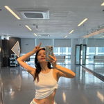 흰 나시 과감한 복근 노출...<b>솔라</b>, 트레이닝 패션도 '섹시'