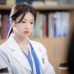 고윤정, <b>종로</b> 산부인과서 포착됐다…레지던트 1년 차, 새벽 5시대...