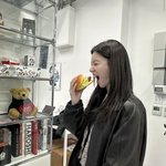 [SCin스타] 고윤정, 많이 배고팠나…햄버거 <b>모형</b> 들고 '러블리'...