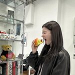 고윤정, <b>MZ</b> 여신의 입크기 자랑‥햄버거 만한 얼굴 크기