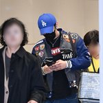 덱스, 휴대폰 삼매경 속 입국 [포토엔<b>HD</b>]