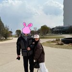 가린 남자와 팔짱끼고 럽스타···‘<b>태평</b>’하네 정말[SNS는 지금]