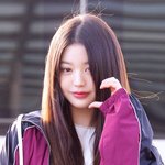 [현장포토] "두근두근 설렘"...장원영, <b>인형</b>의 눈맞춤