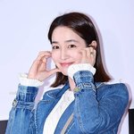 이민정, 극장 밝힌 '청청 패션'…이병헌 향한 볼하트 '살뜰한 공개...