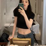 한소희, 과감 크롭티 입고 뽐낸 <b>개미</b>허리+복근 [N샷]