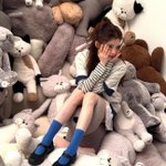 "누가 인형이야?"…한소희, 인형 사이에서 '예쁜 포즈'